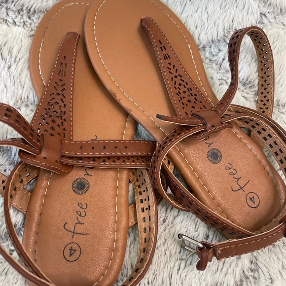 Brown sandles - Picture 1 of 2